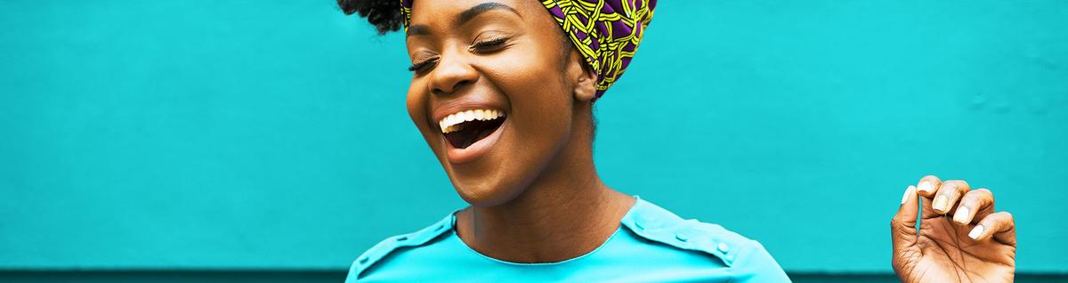 mulher negra sorrindo fundo azul 