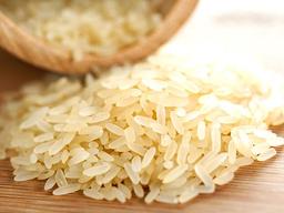 grãos de arroz branco sob mesa