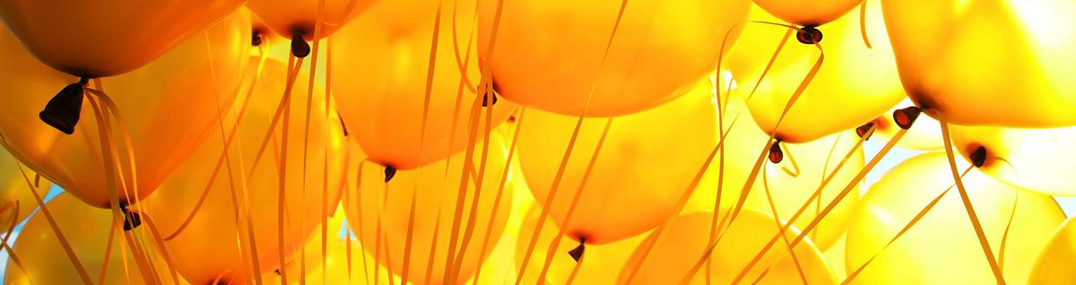bexigas de balão amarelo suspensas