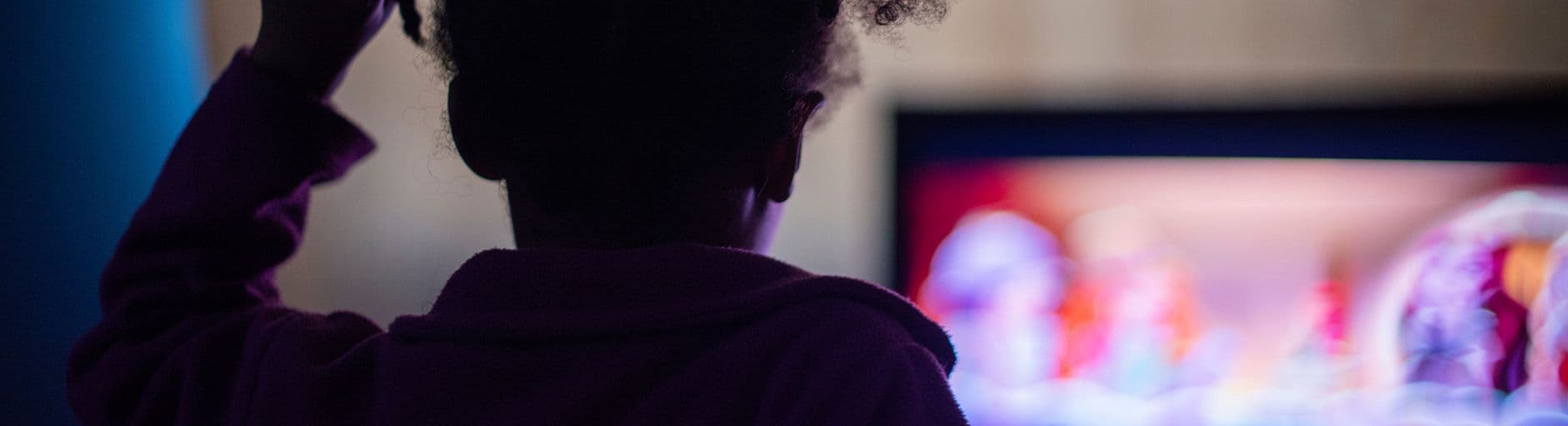 criança assistindo televisão 