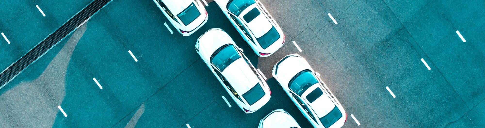 carros enfileirados em estacionamento