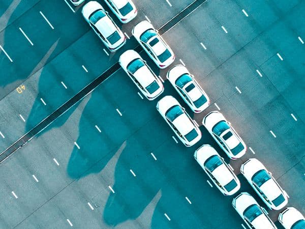carros enfileirados em estacionamento