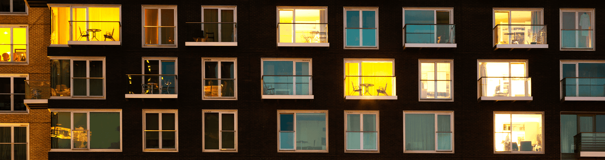 prédio janelas azul e amarelo 