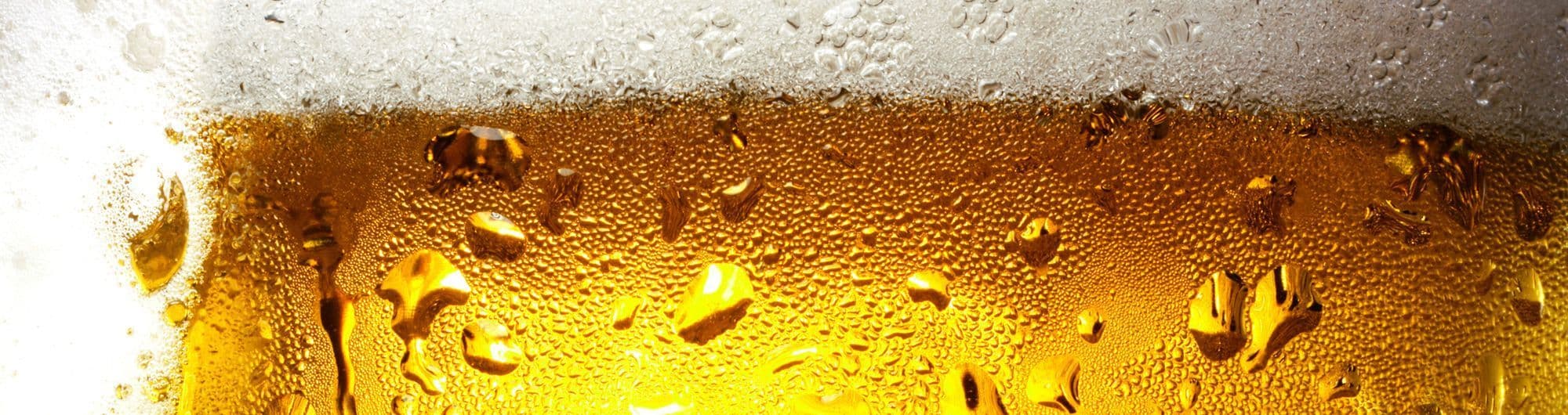 copo de bebida cerveja gelada com espuma 