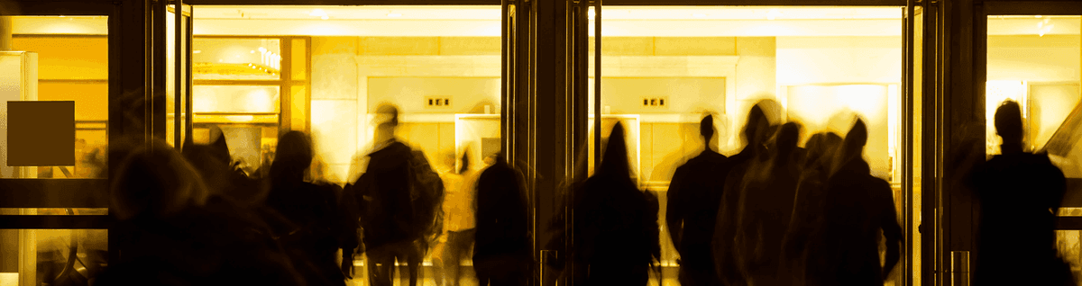 pessoas conglomeradas em direção a porta