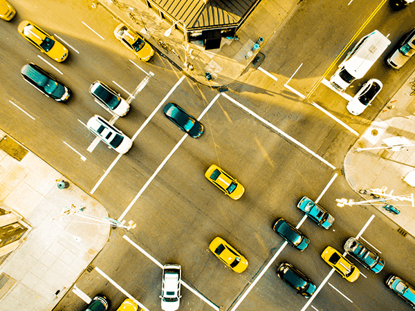 carros em trânsito urbano 