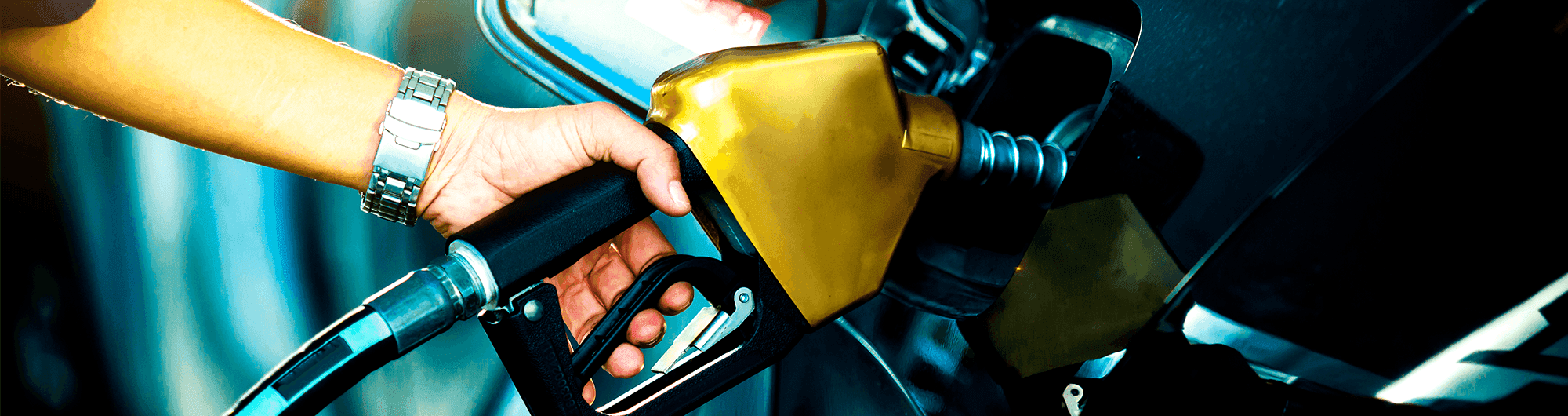 posto de gasolina enchendo tanque 