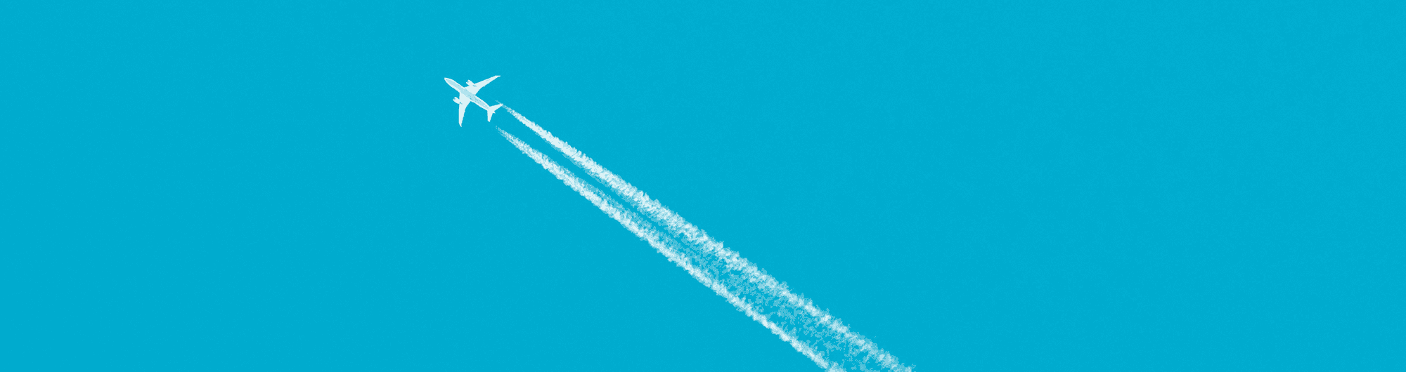 avião com rastro de percurso a o céu 