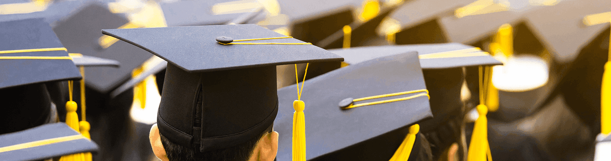 alunos de chapéu em colação de grau 