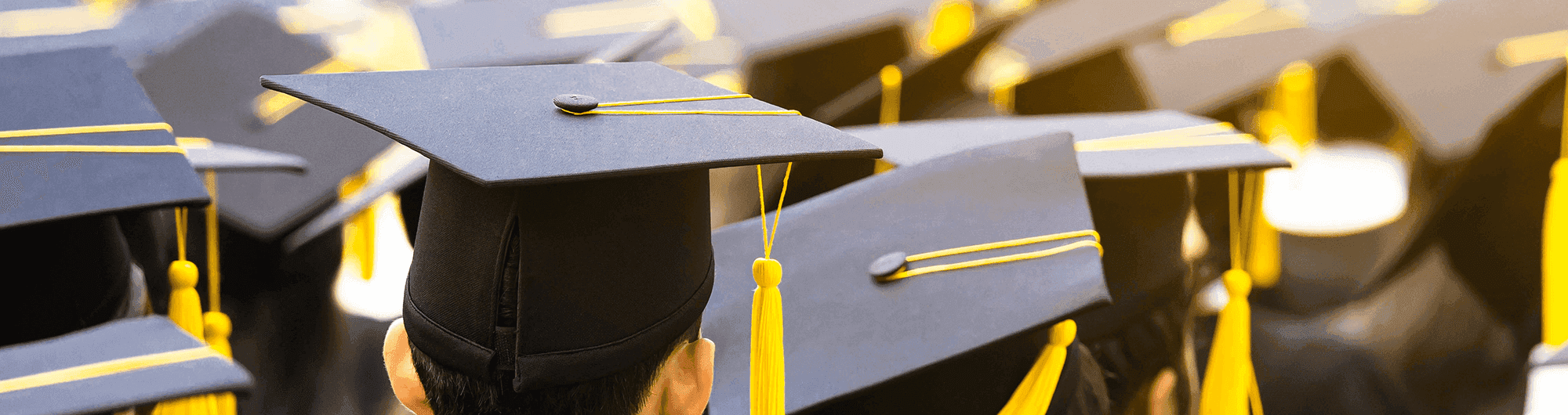 alunos de chapéu em colação de grau 