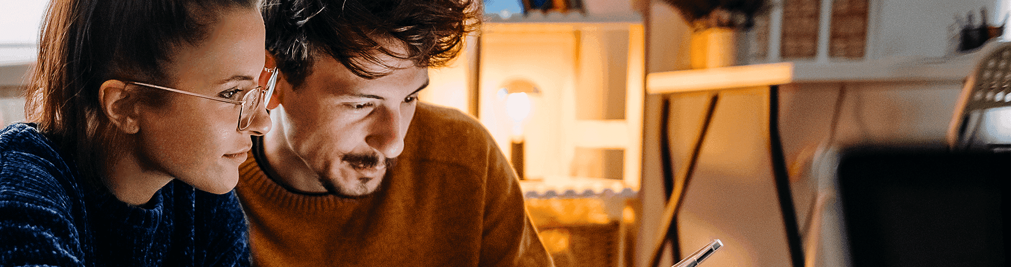 casal olhando para tela de celular 