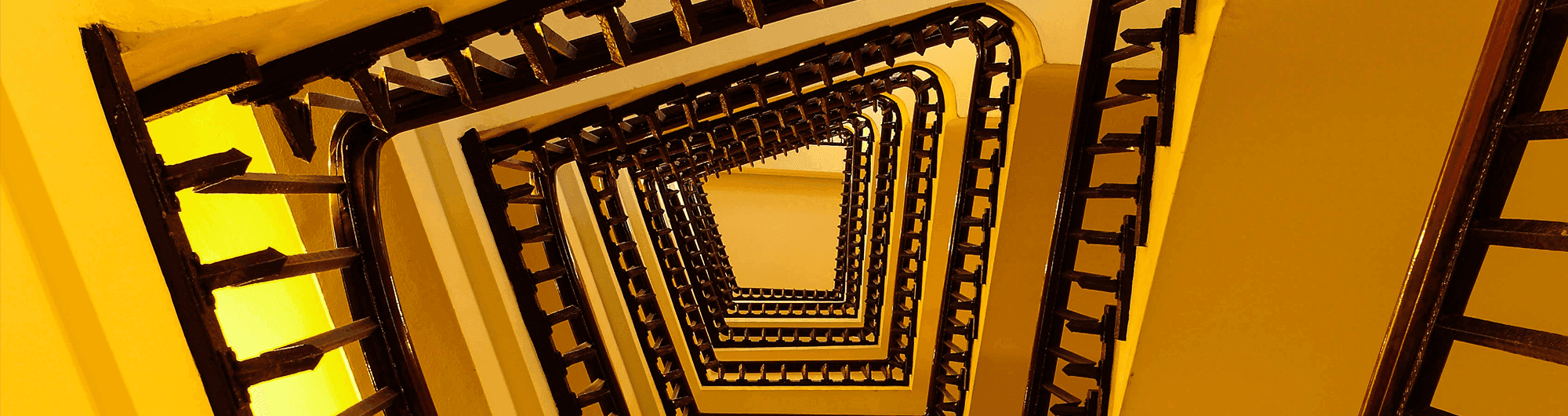 vista inferior de escada em espiral 
