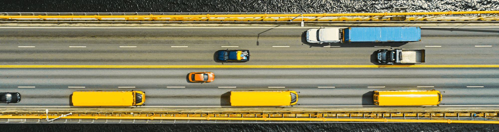 carros e caminhões em rodovia 