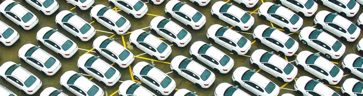 carros conglomerados em estacionamento 