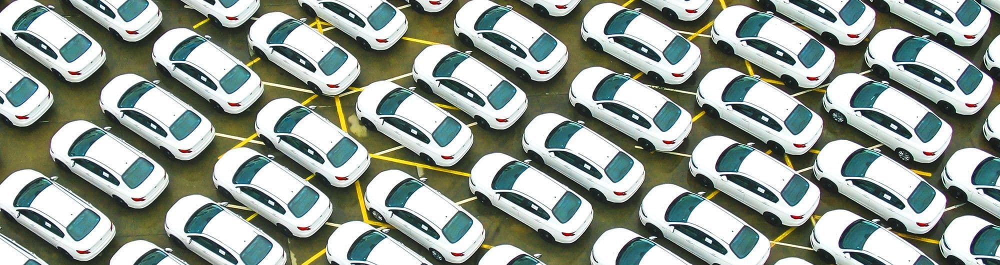 carros conglomerados em estacionamento 