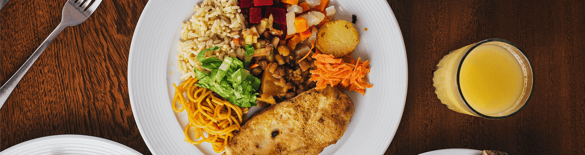 prato com refeição completa de alimentos 
