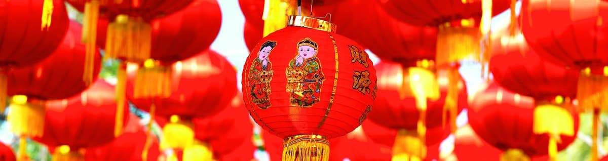balões chineses aglomerados em vermelho