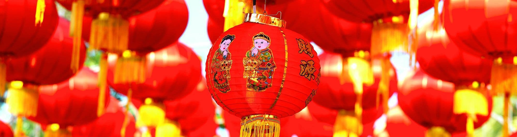balões chineses aglomerados em vermelho