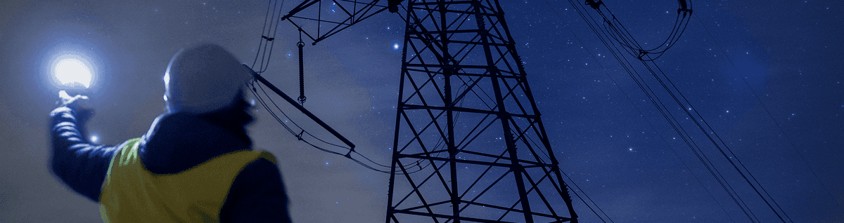 pessoa usando lanterna contra estrutura de energia a noite 