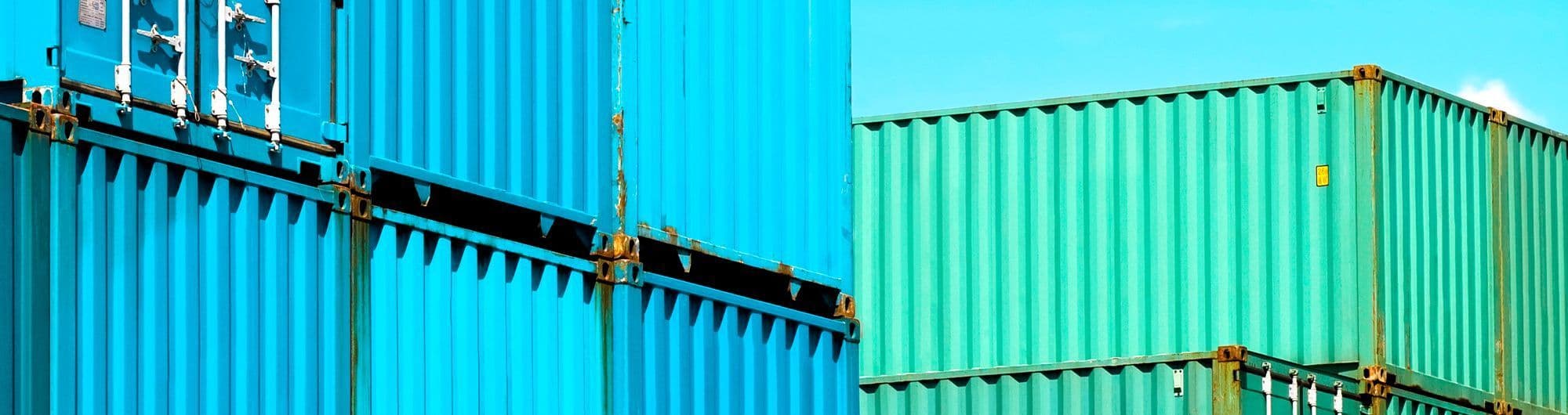 containers de carga azul enfileirados 