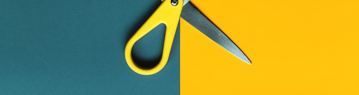 tesoura com ponta com detalhes amarelos em fundo amarelo e verde