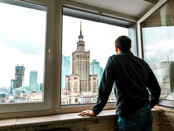 homem observando a vista europa 
