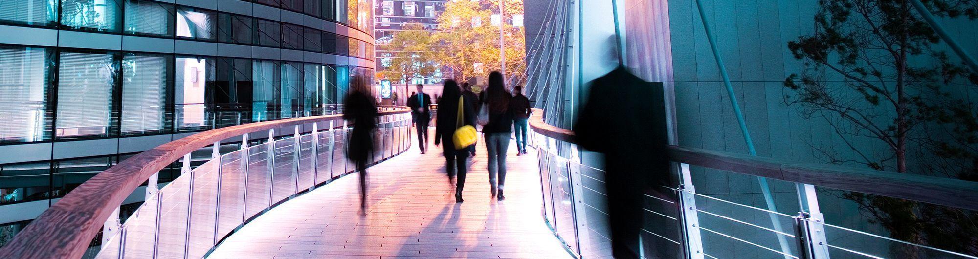 pessoas caminhando em corredor 