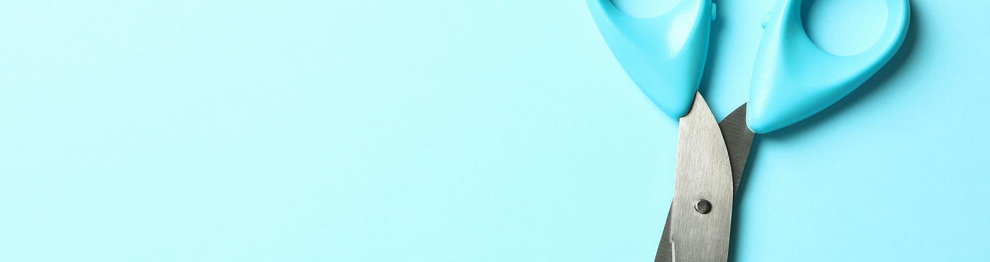 tesoura sem ponta com detalhes azuis em fundo azul 