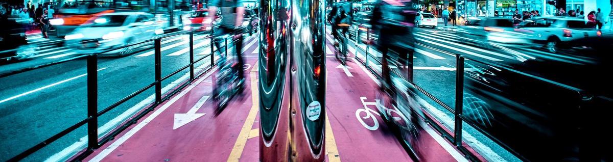 ciclovia movimentada em meio cenário urbano 