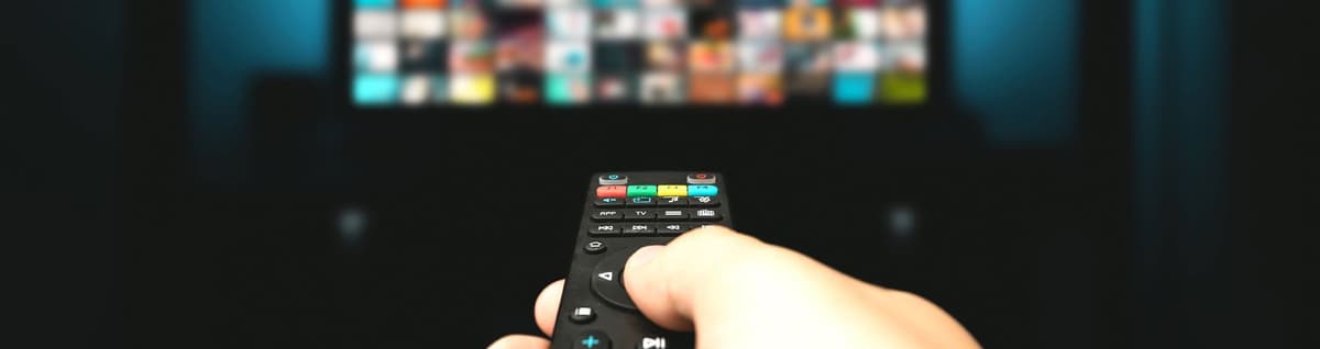 pessoa apontando controle remoto para tv