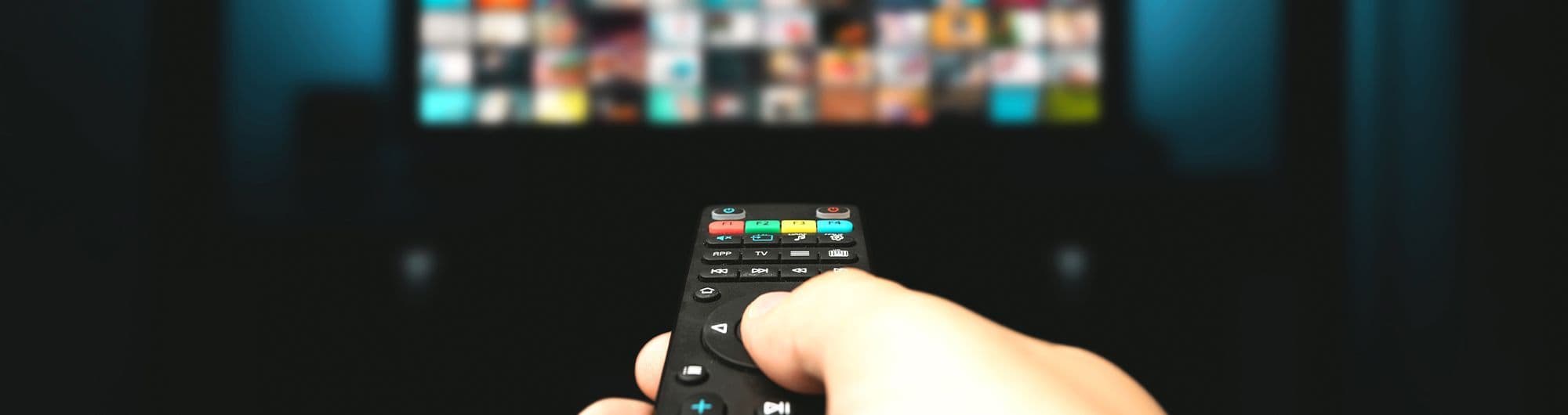 pessoa apontando controle remoto para tv