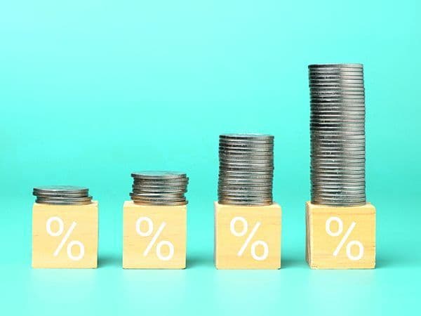 pilhas de moedas sob ícones de porcentagem 