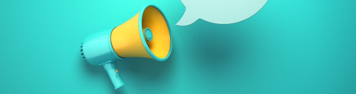 megafone em azul com ilustração de balão de fala 