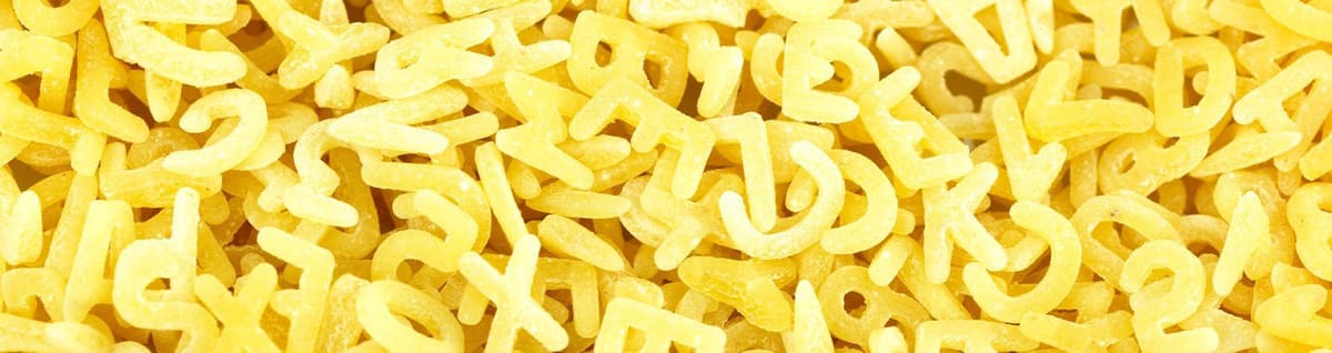 macarrão em formato de letras 