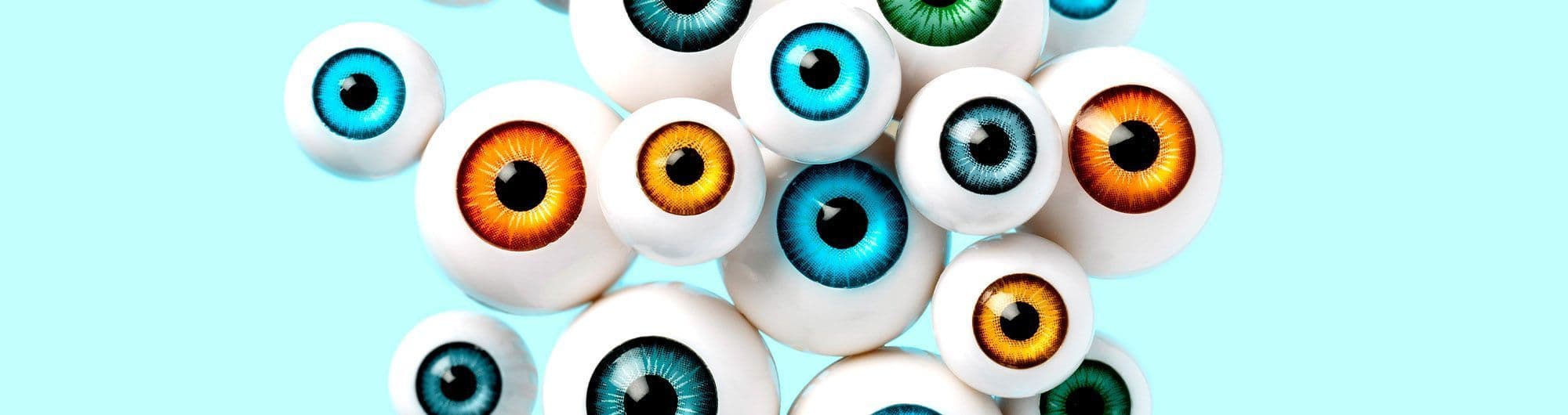 olhos com iris de diversas cores sob fundo azul 