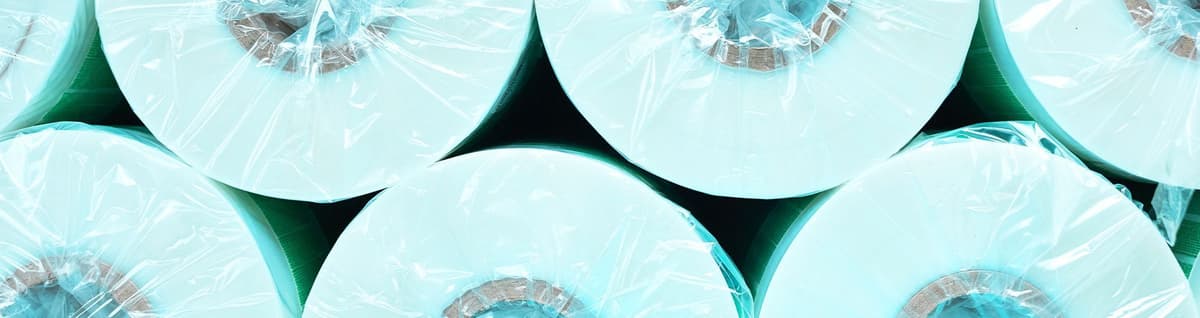 rolos de papel enfileirados 