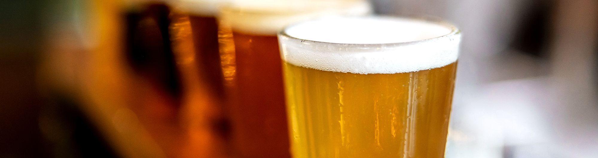copos com cerveja enfileirados 