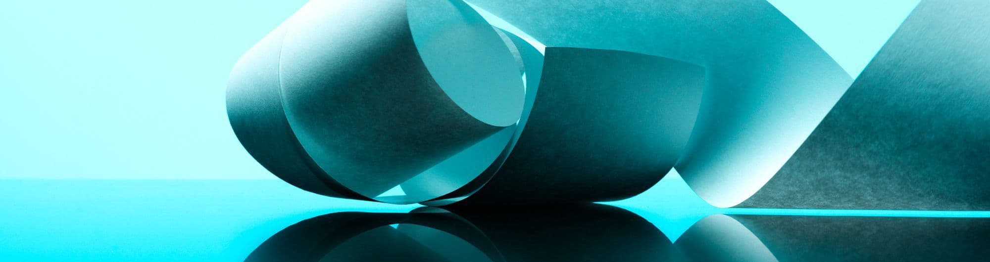 papel azul dobrado sob  fundo azul 
