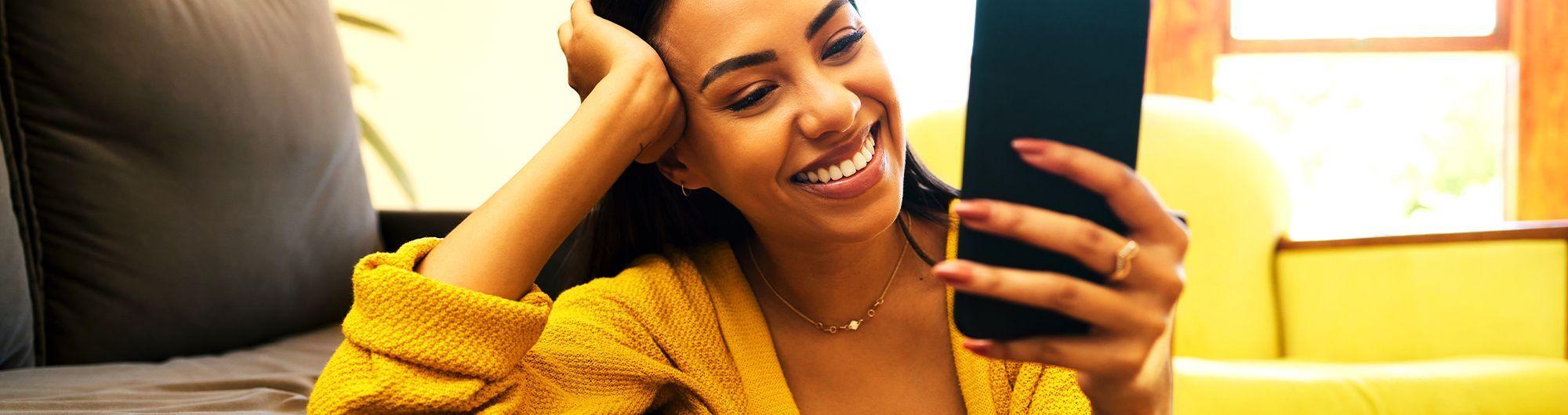mulher sorrindo sentada ao chão