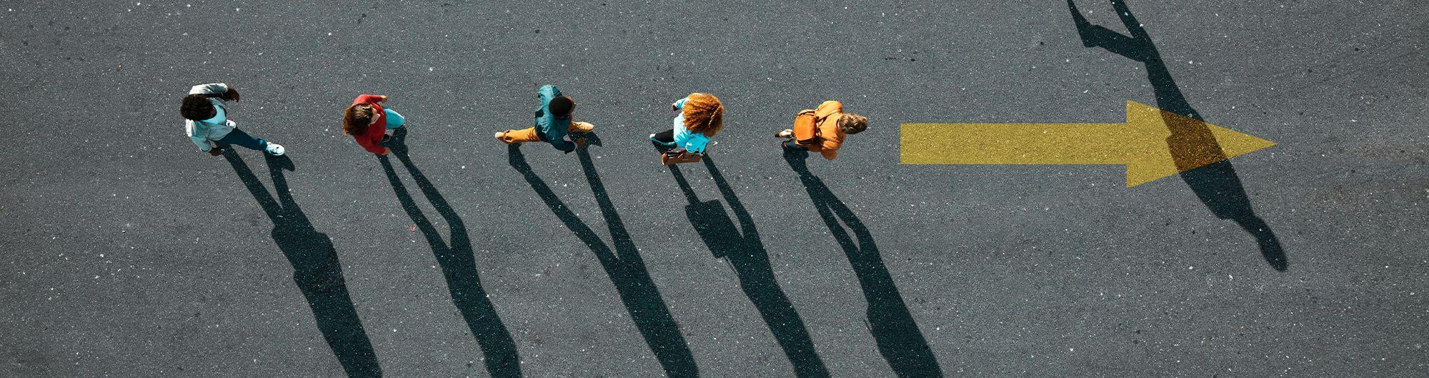 pessoas sob estrada indo a caminhos contrários 