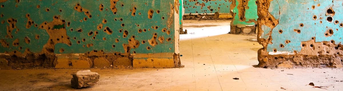 cenário danificado pós ataque de guerra