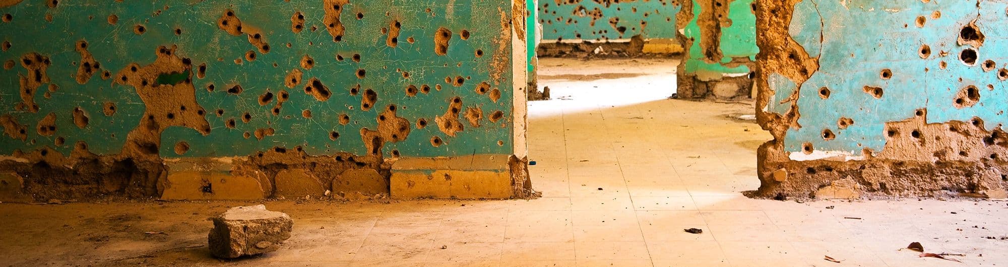 cenário danificado pós ataque de guerra