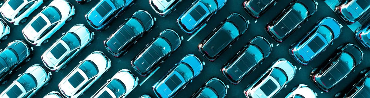 diversos carros enfileirados fotografados sob vista superior