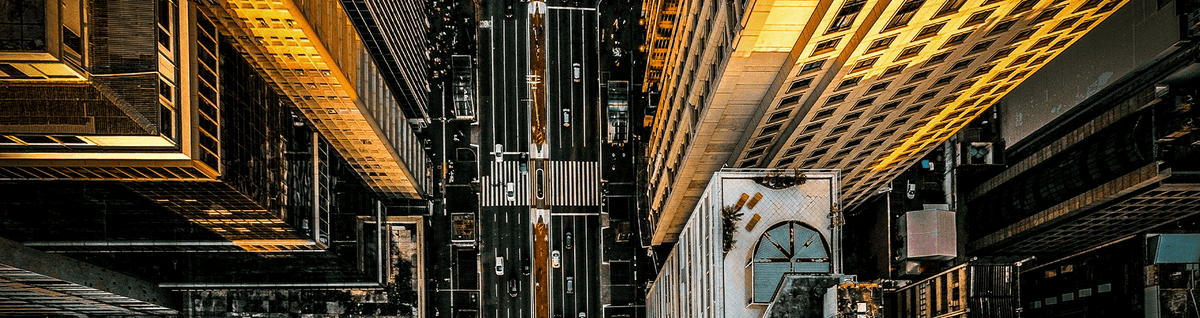 vista urbana de prédios e carros 