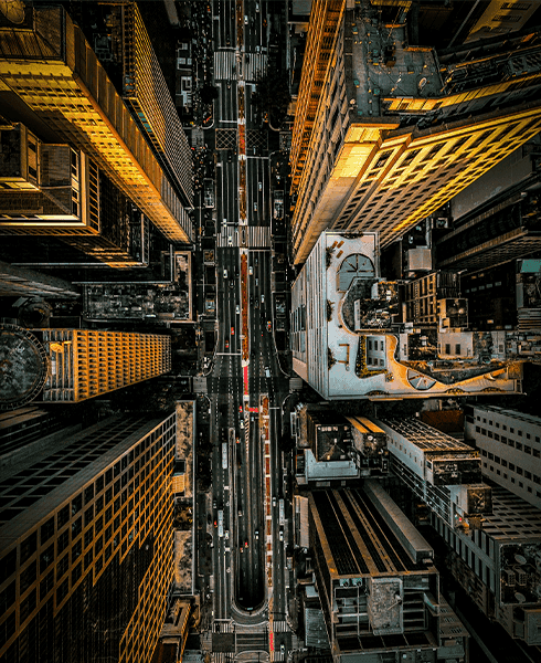 vista urbana de prédios e carros 