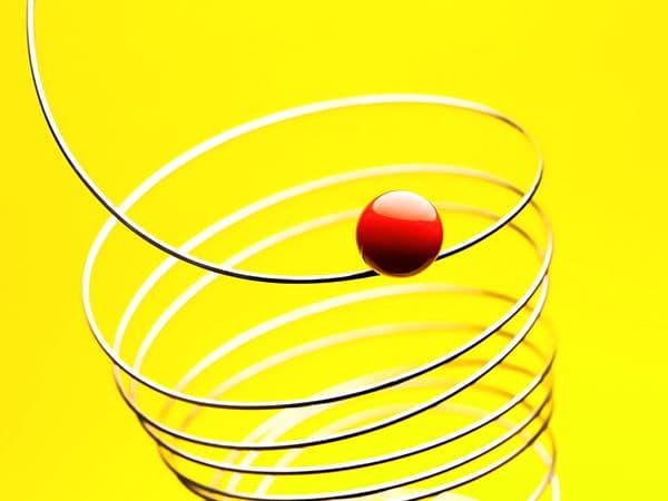 esfera vermelha em aspiral caindo em direção ao chão