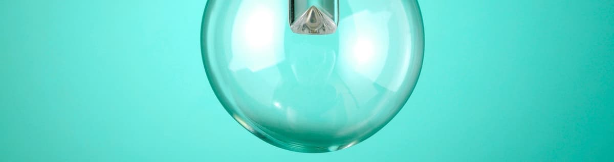 lâmpada de energia pendurada sobre fundo azul