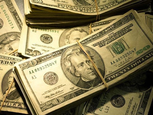 montante de cédulas de dólar empilhados
