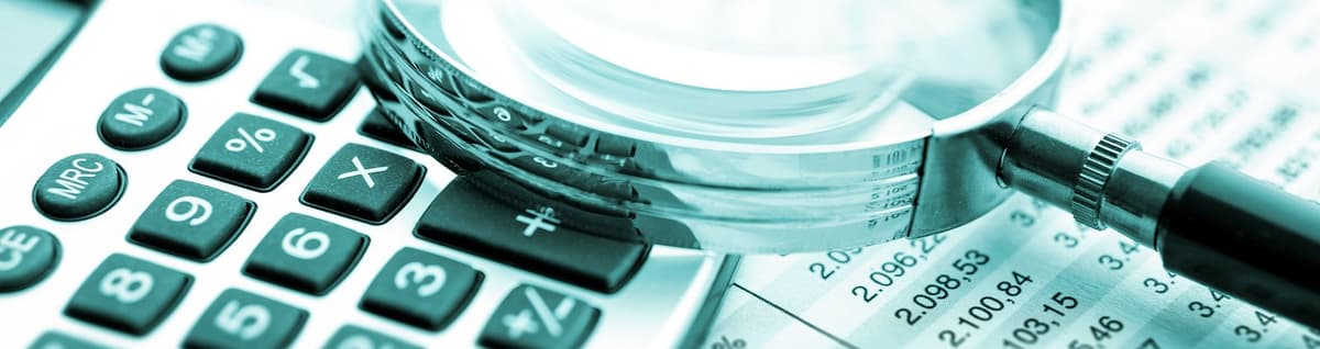 lupa ampliando detalhes de calculadora