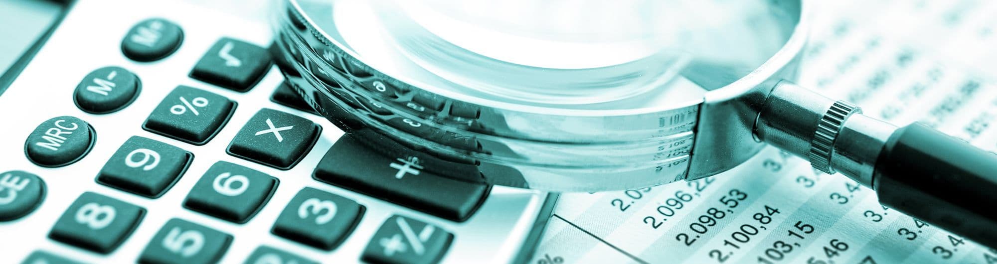 lupa ampliando detalhes de calculadora